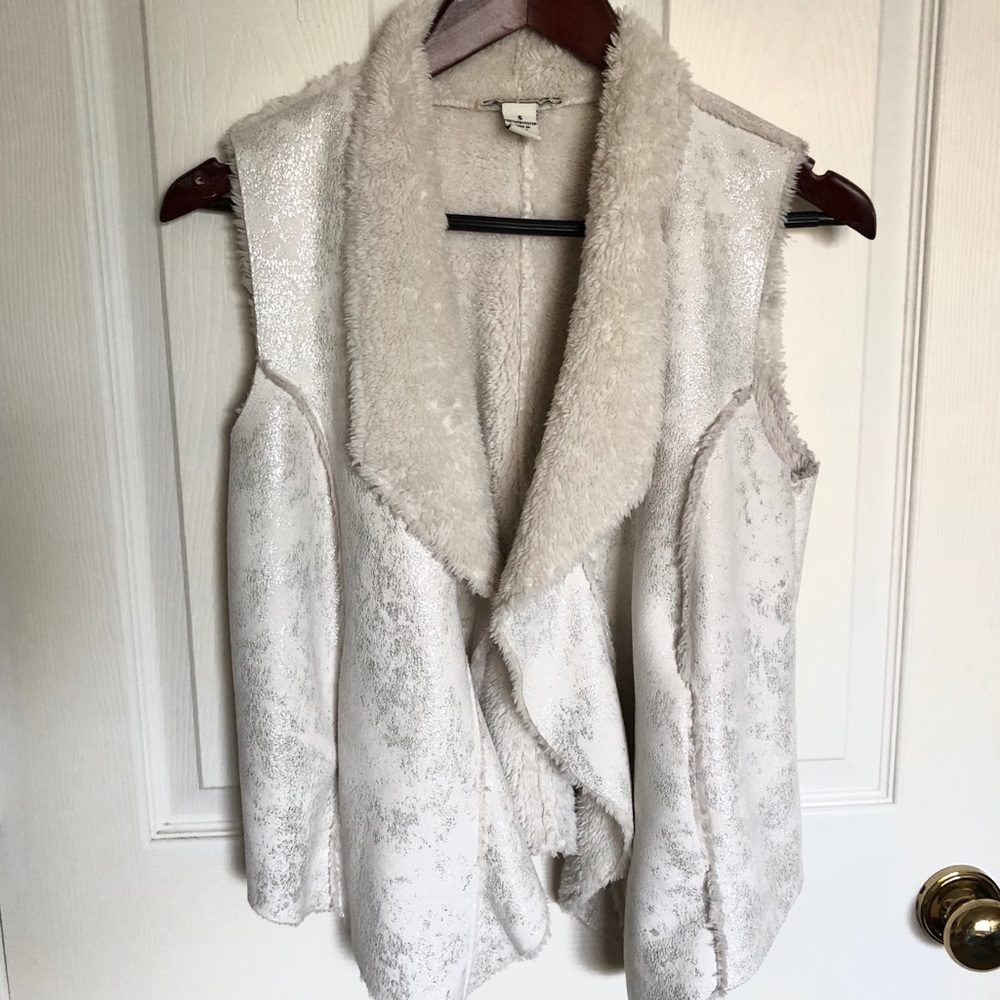 [S] Faux fur vest